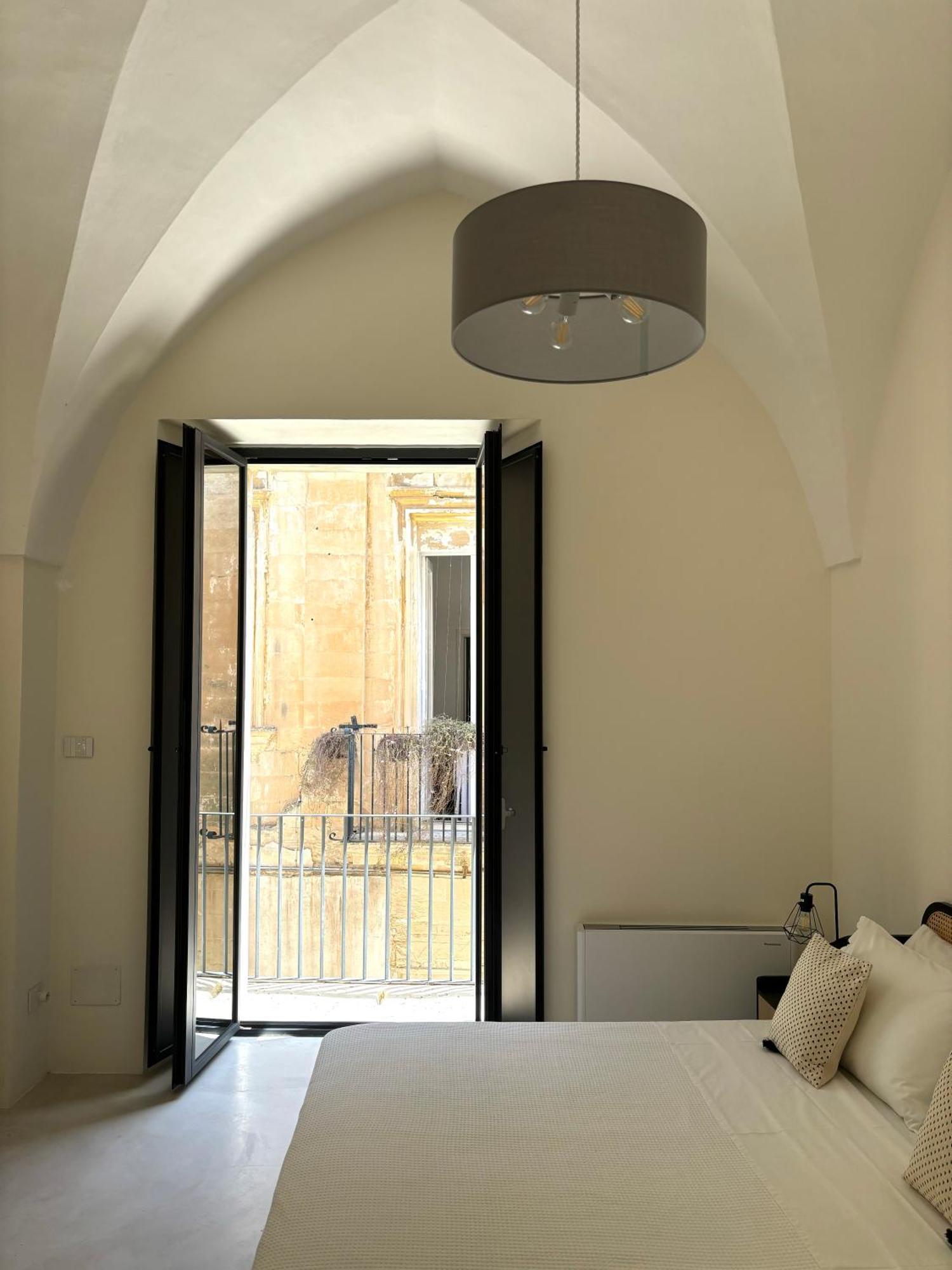 Alora Boutique Suites Лечче Экстерьер фото