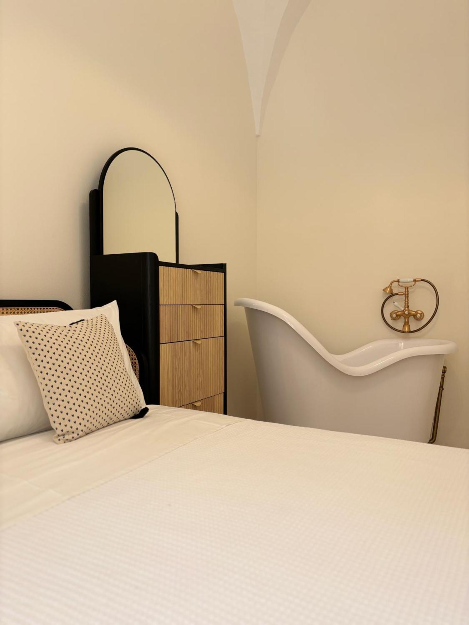 Alora Boutique Suites Лечче Экстерьер фото