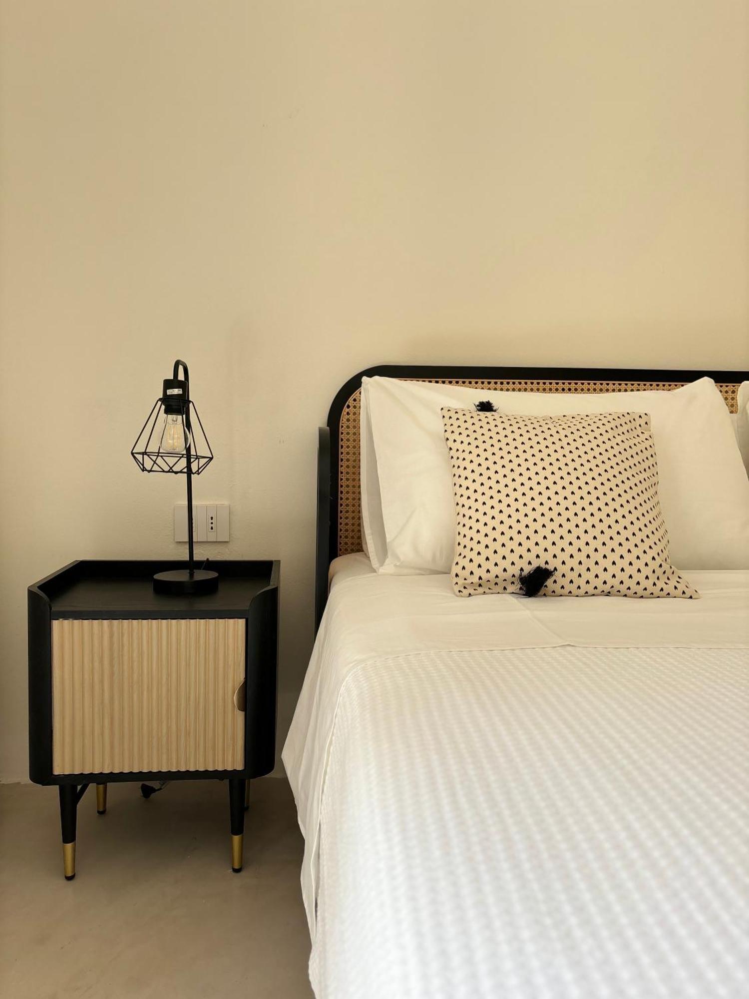 Alora Boutique Suites Лечче Экстерьер фото