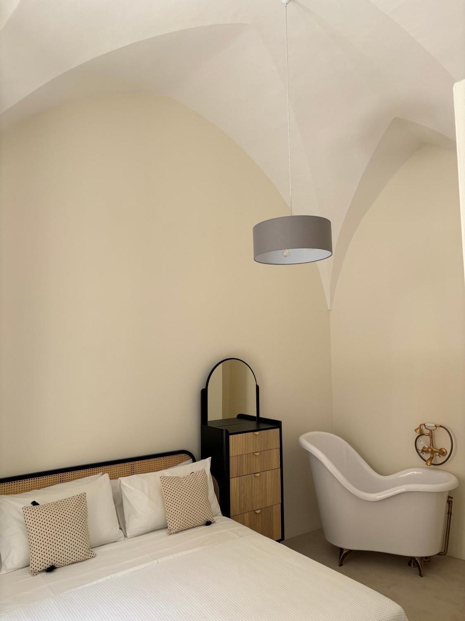 Alora Boutique Suites Лечче Экстерьер фото
